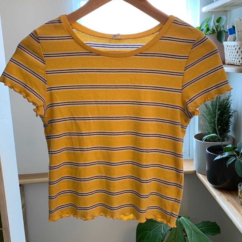 Vintage lettuce-hem crop. Size M